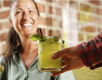 Gästerunde an einem Tisch im Elrado House