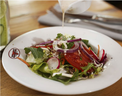 Frischer Salat als leichtes Mittagsgericht